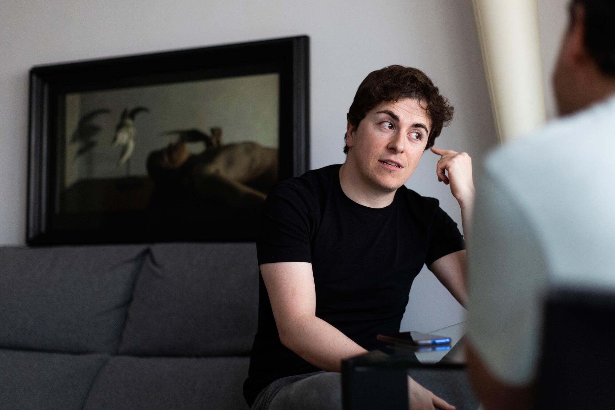 El pintor Miguel Tadeo, durante la entrevista